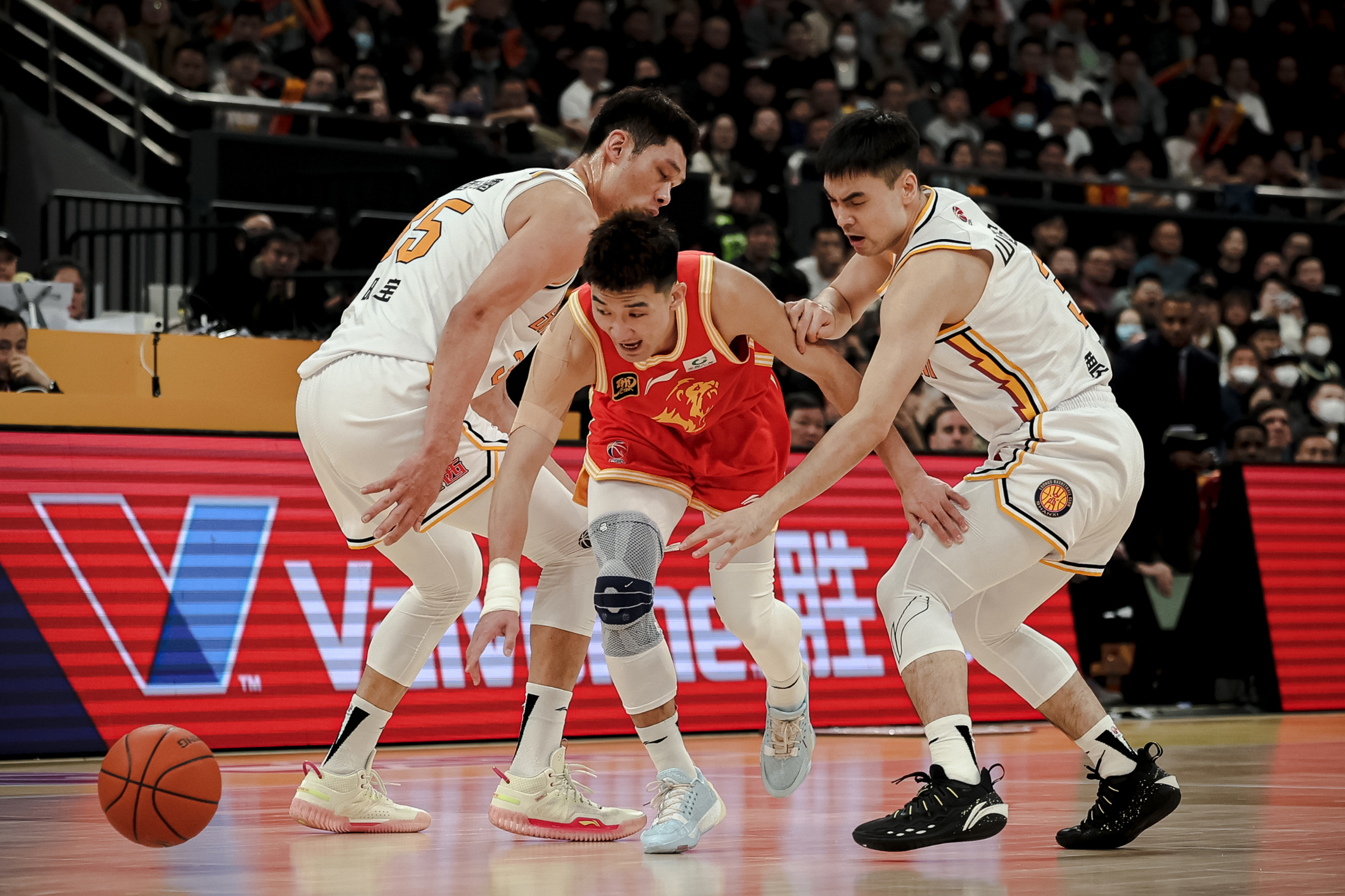 强队实力碾压对手,球场霸气十足 强队实力碾压对手,球场霸气十足