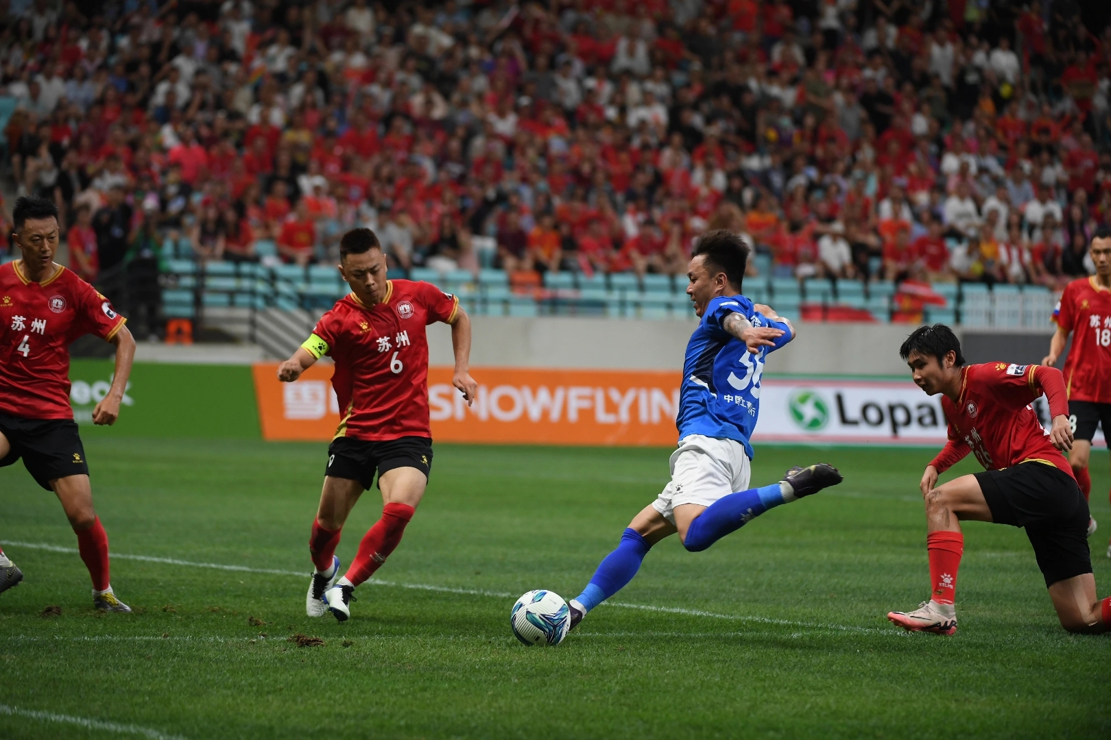 强队实力碾压对手,球场霸气十足 强队实力碾压对手,球场霸气十足