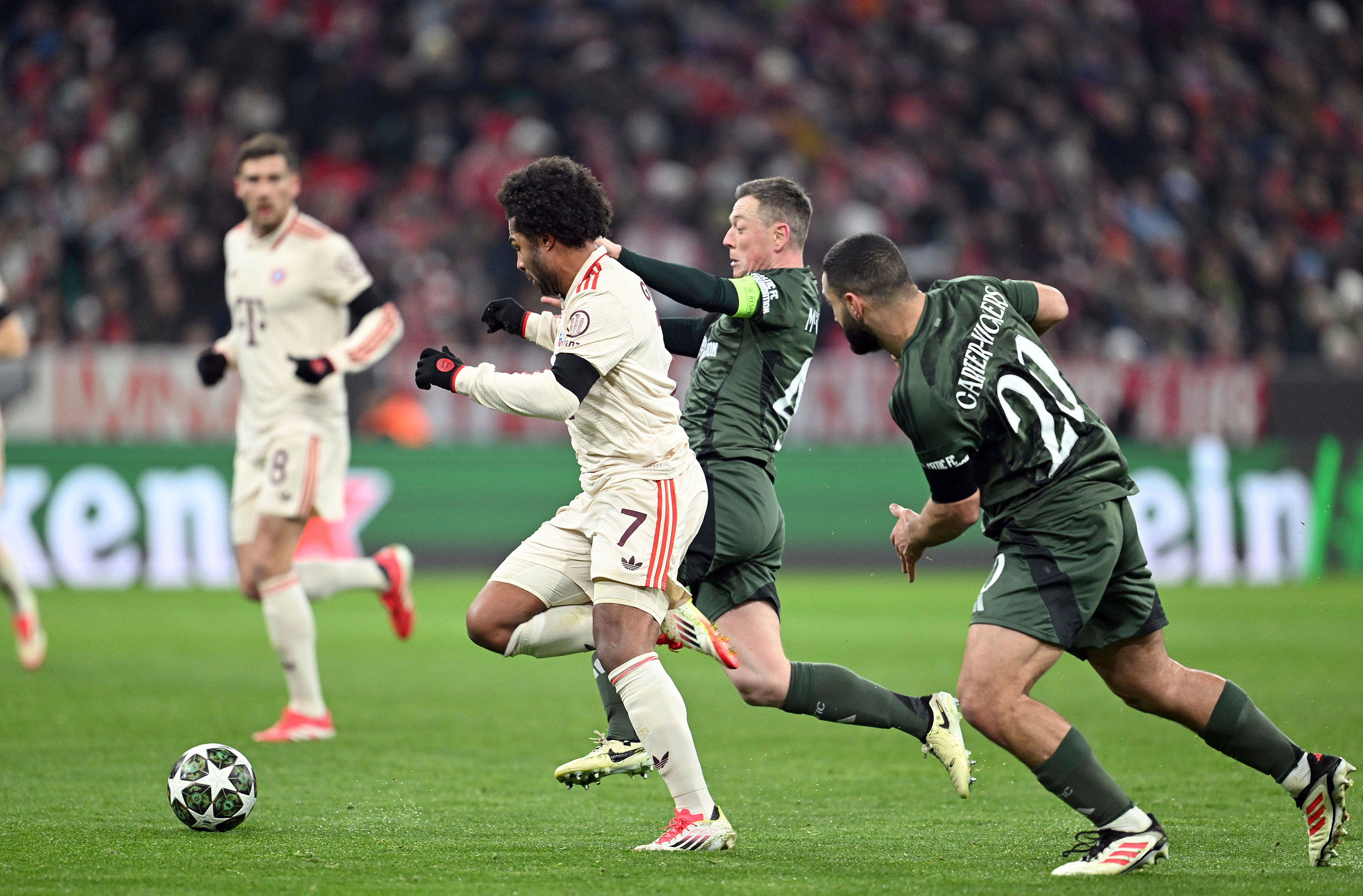 拜仁大胜,轻松晋级欧冠半决赛 拜仁大胜,轻松晋级欧冠半决赛