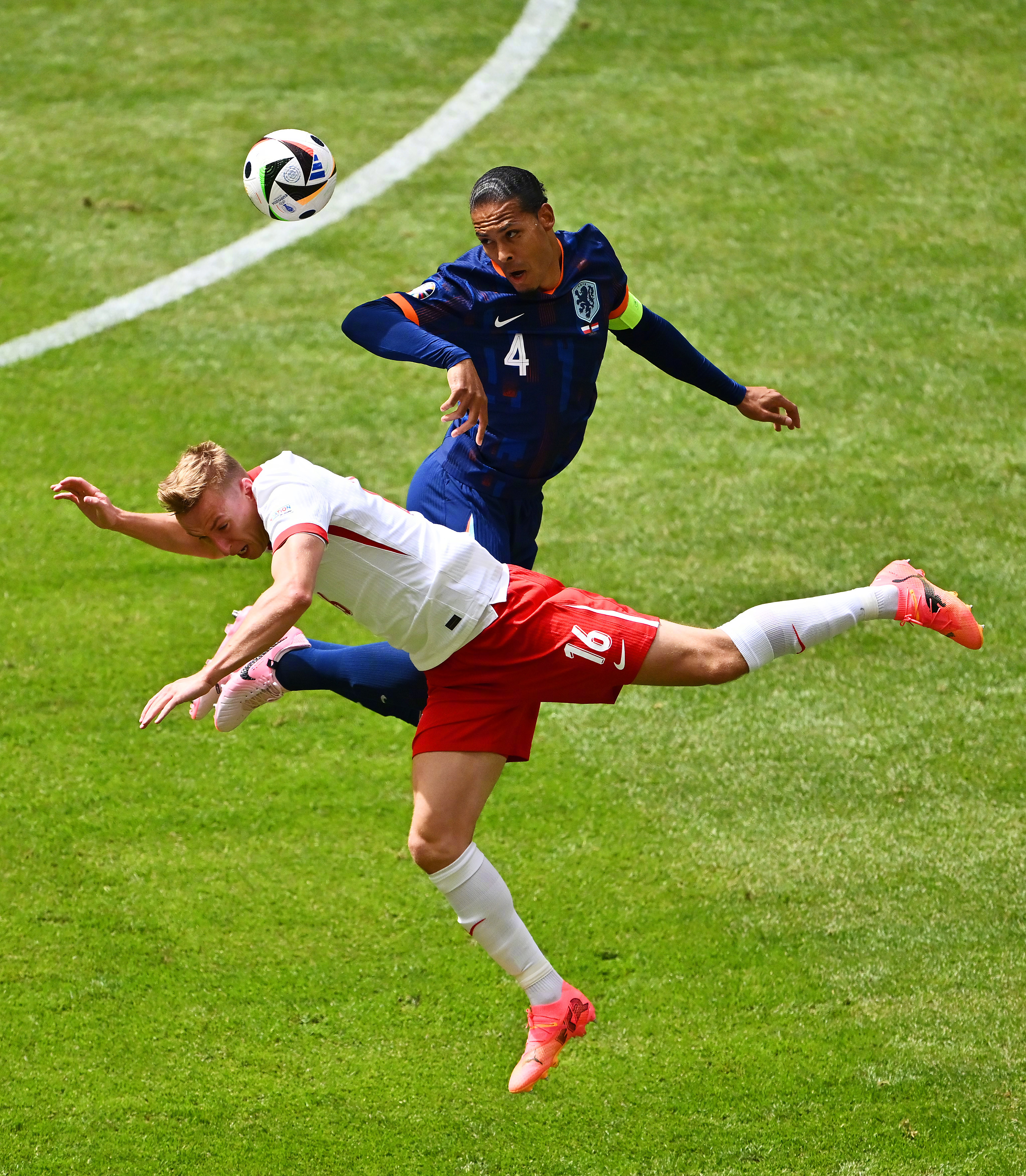 荷兰队备战欧洲联赛,力争进军决赛 荷兰队备战欧洲联赛,力争进军决赛