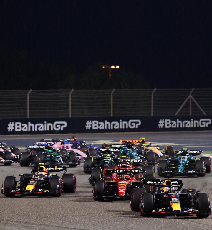 包含梅赛德斯鏖战阿斯顿马丁，汉密尔顿统治全场的词条