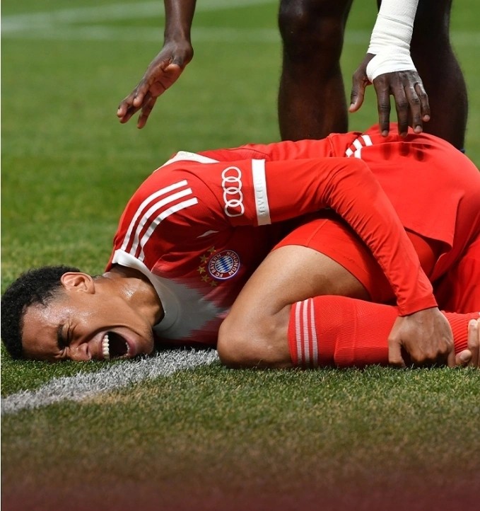 惊险一幕：激烈的足球战役即将爆发的简单介绍