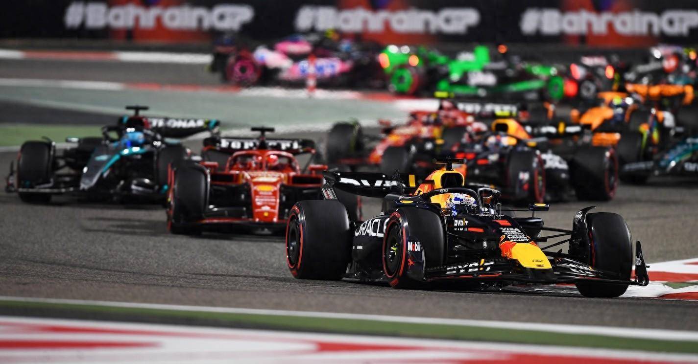 包含阿斯顿马丁碾压红牛车队，拉塞尔状态火热的词条