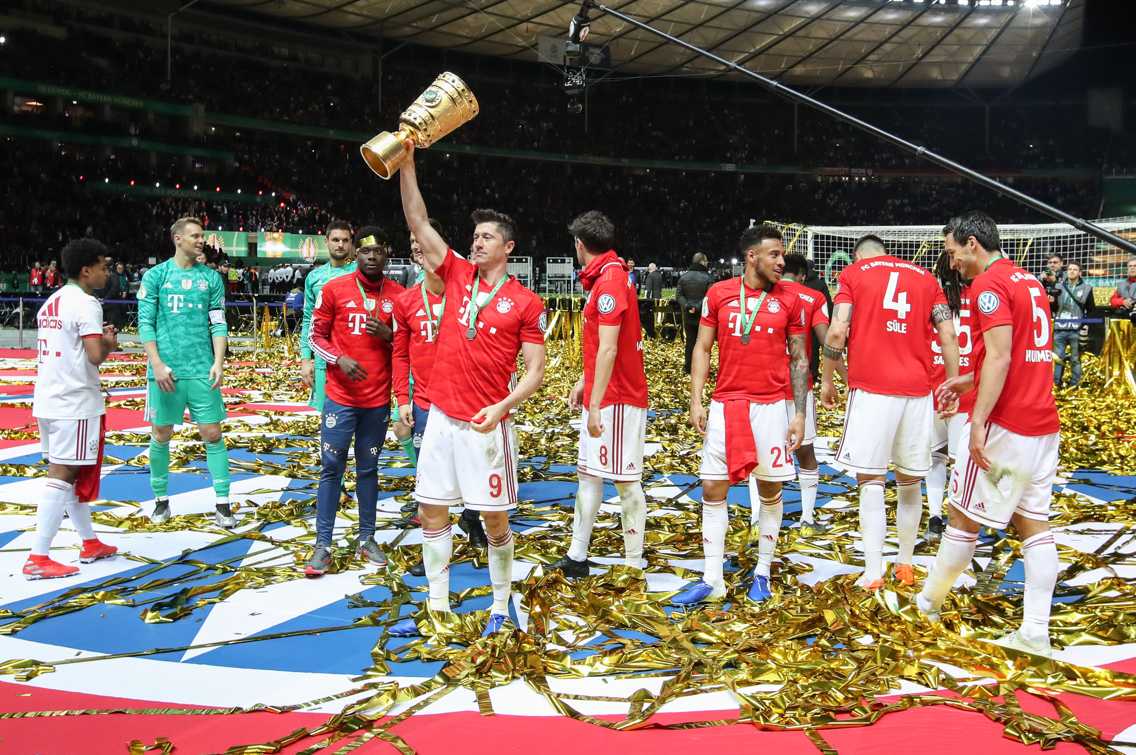 包含拜仁慕尼黑夺冠狂潮，趋势板上钩的词条