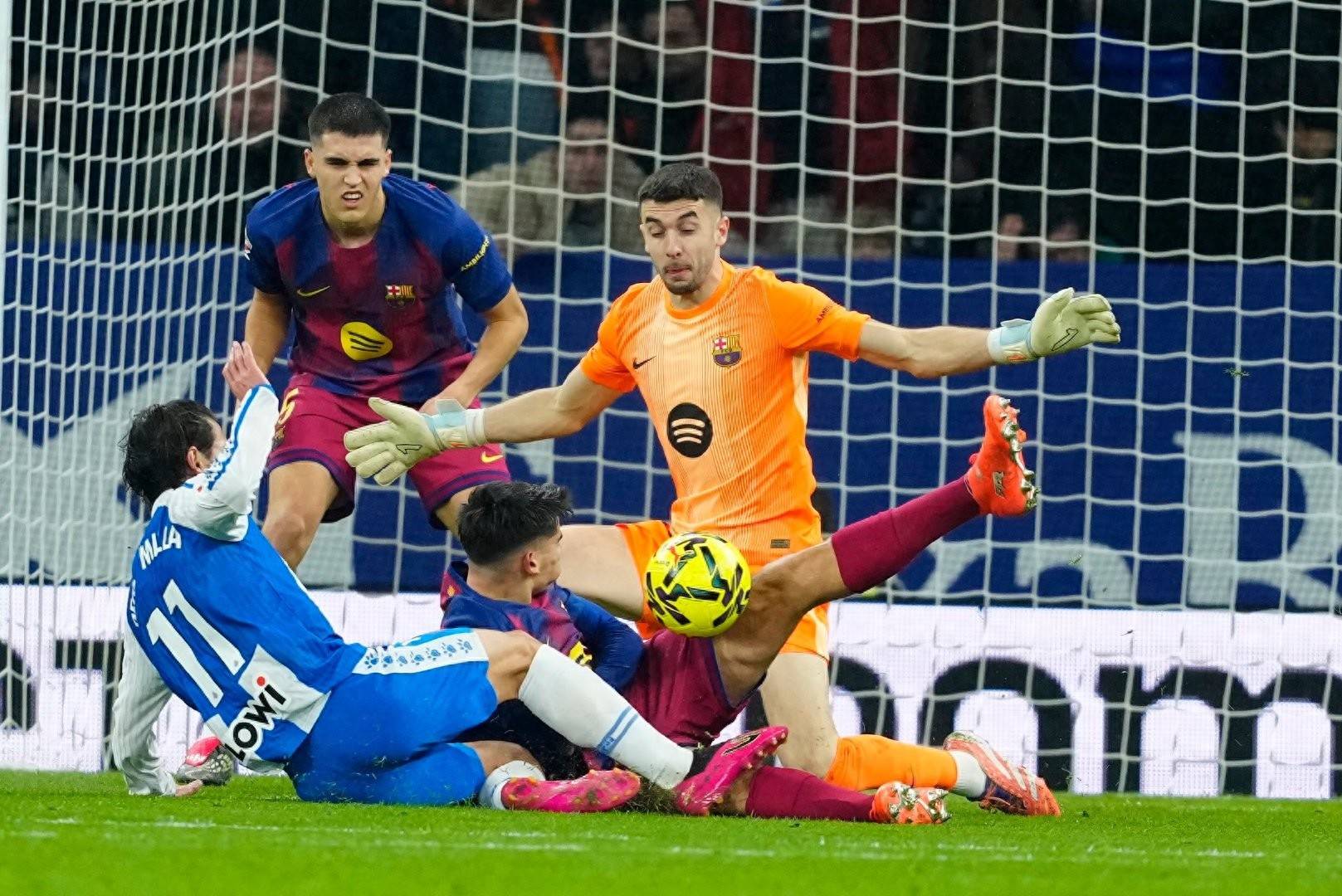 巴萨门将连续扑出关键球,守住球门大门 巴萨门将连续扑出关键球,守住球门大门